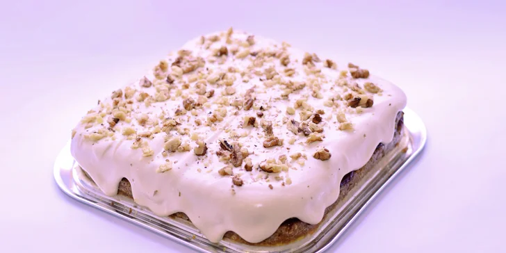 Čerstvě upražená káva a veganský dezert v kavárně v centru Brna