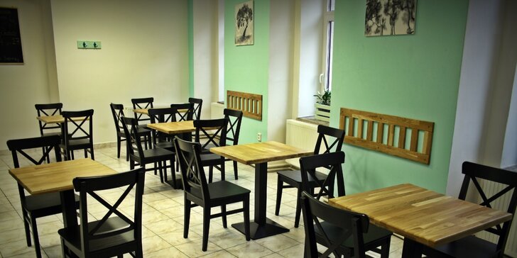 Čerstvě upražená káva a veganský dezert v kavárně v centru Brna