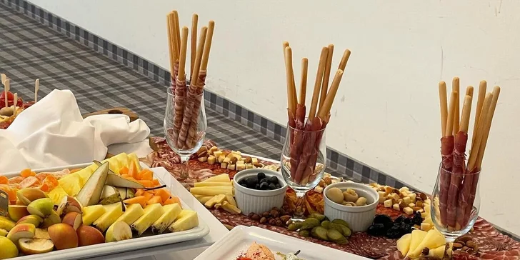 Restaurace hotelu nabízí příjemné posezení v horském stylu i ochutnávku slovinských dobrot.