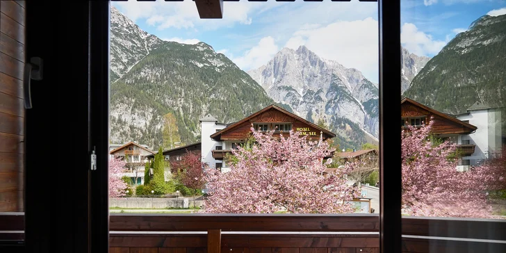 Každý pokoj má balkon. 