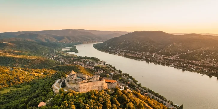 Kousek je to i do Maďarska, kde můžete navštívit slavný Visegrad a pokochat se nádhernými výhledy na Dunaj.