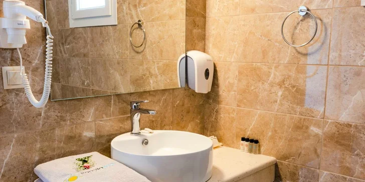 Samozřejmostí je koupelna s WC a fénem. 