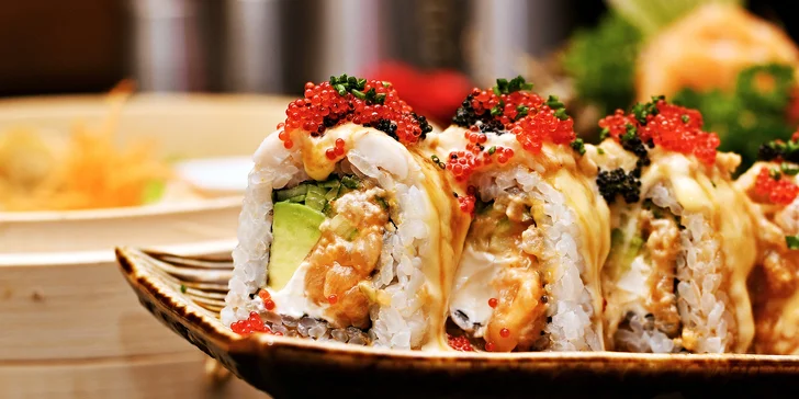 Dělají tu klasické rolky s rybami, vegetariánské kousky i speciality jako třeba snow mountain roll se smaženými krevetami v tempuře. 