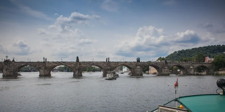 Uvidíte Pražský hrad, podplujete Karlův most, pokocháte se výhledem na Národní divadlo, doplujete až k Vyšehradu a zase zpět na Dvořákovo nábřeží.