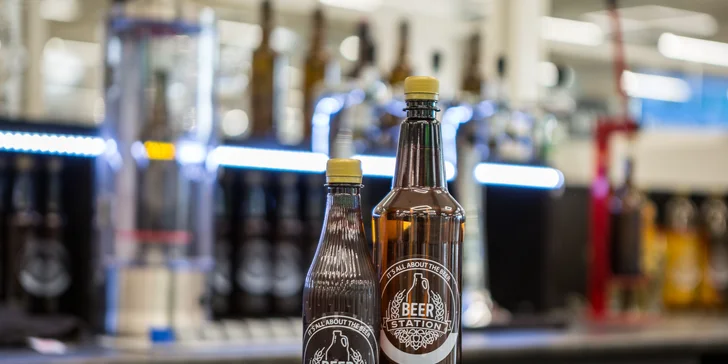 Pivo vám tu načepují do PET láhví, za příplatek si ale můžete pořídit i skleněnou.