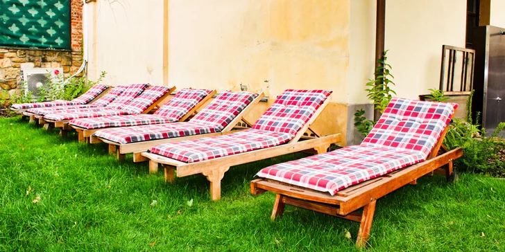 V Dolních Počernicích na vás čeká sauna, vířivka, pára, ochlazovací bazének i odpočívací zahradní zóna s lehátky.