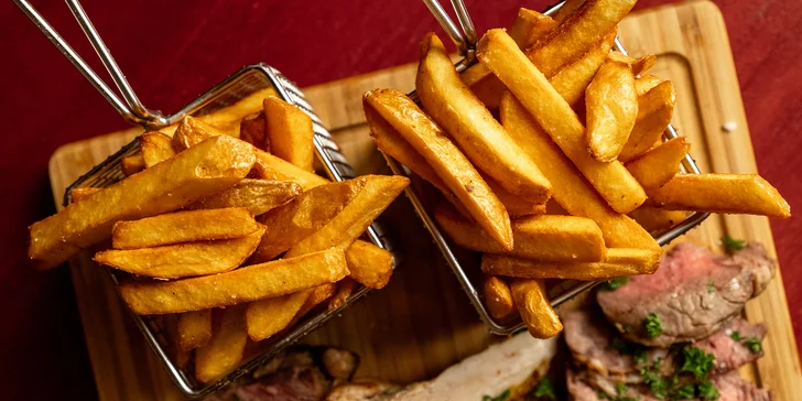 Doplní je 2 košíčky steakových hranolků a tři druhy omáček: ze zeleného pepře, žampionová a demi-glace.