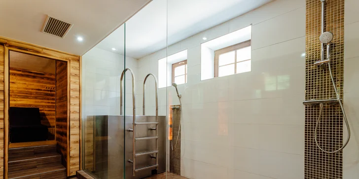 Je tu suchá sauna a parní sauna a nechybí ani ochlazovací bazén.