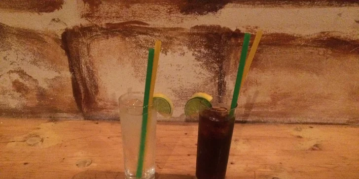 Namíchají vám tady klasiku večírků: Havanu s colou a gin s tonikem.