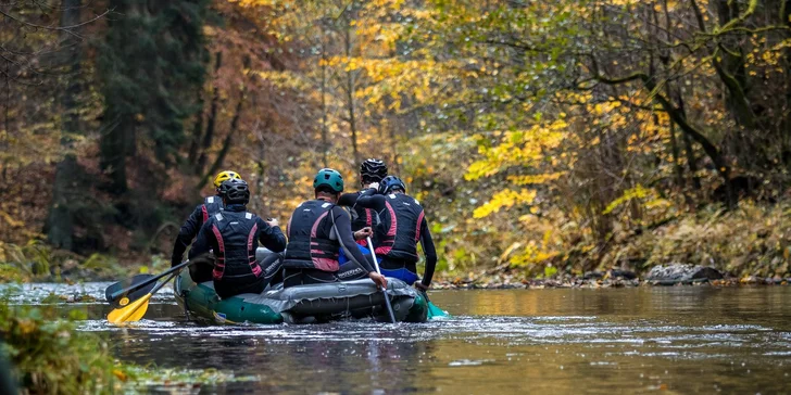 Na jaře i na podzim můžete sjet řeku Jizeru na raftu.