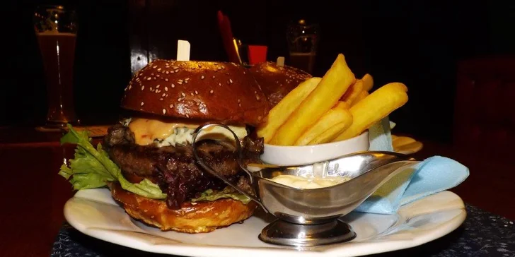 Výtečný burger z kvalitního hovězího nebo bez masa s grilovaným sýrem