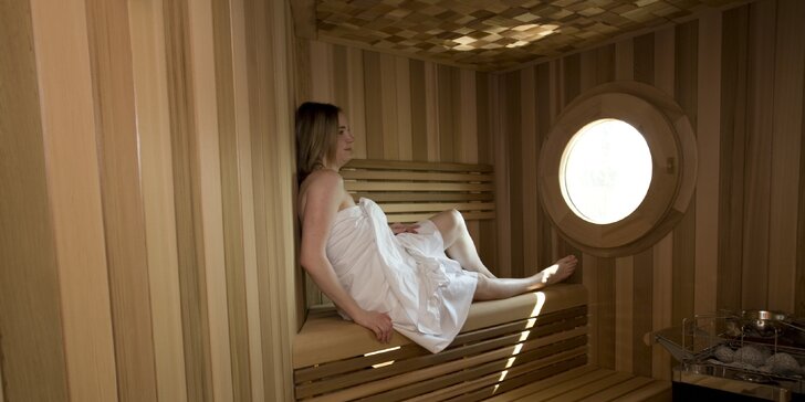 60 minut privátního wellness se saunou a venkovní vířivkou s výhledem na Prahu