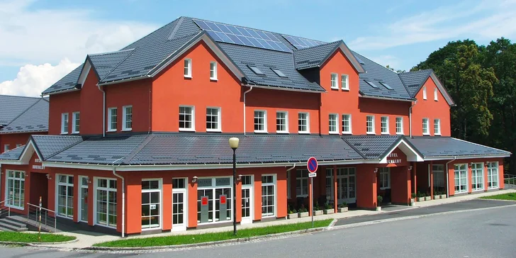 Hotel Hukvaldy stojí přímo v Hukvaldech, rodném městě Leoše Janáčka. 
