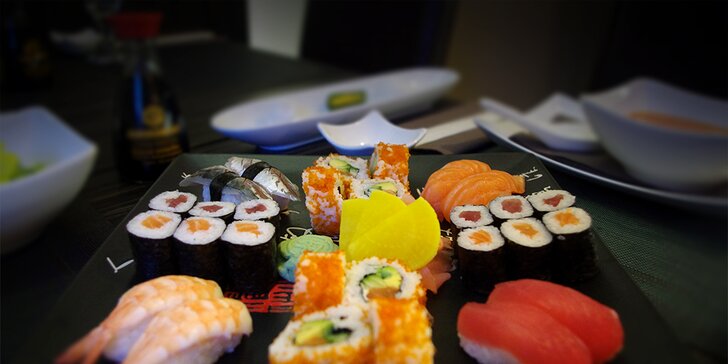 Degustační sushi menu pro dva: polévka, salát, 28 ks sushi a dezert