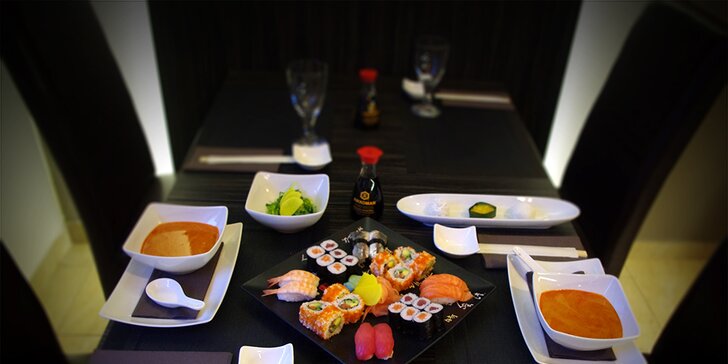 Degustační japonské menu pro dva: polévka, salát, 28 ks sushi a dezert