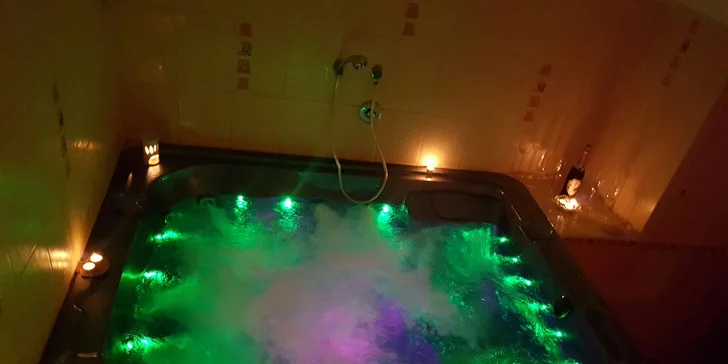 Dneska to tu bublá jen pro vás - 1 či 2 hodiny v privátní vířivce až pro 4 osoby