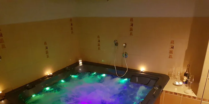 Dneska to tu bublá jen pro vás - 1 či 2 hodiny v privátní vířivce až pro 4 osoby