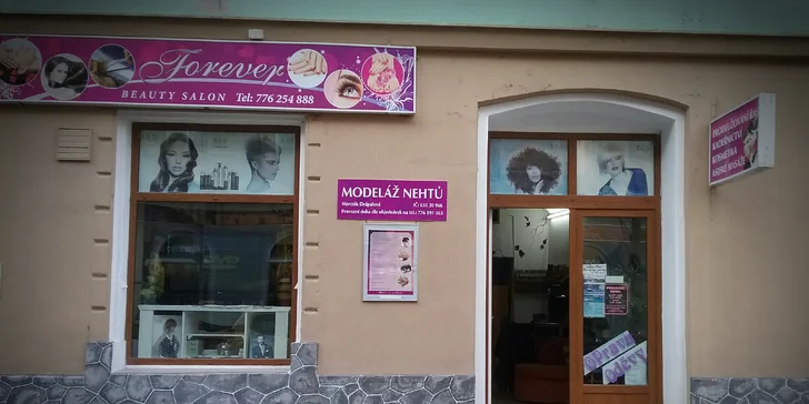 Pudrové nebo akrylové nehty s dekorací