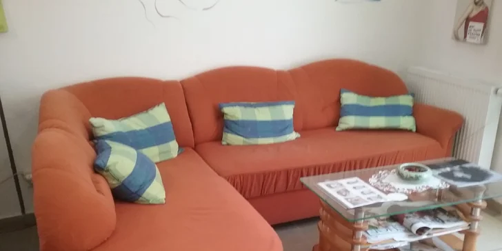 Pudrové nebo akrylové nehty s dekorací