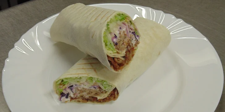 Nálož jídla s sebou: Obří tortilla nebo kebab menu s hranolkami a nápojem