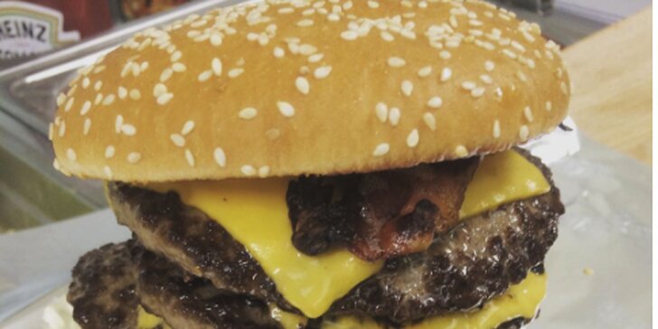 Americké burgery a hranolky: zastavte se pro 2, 3 nebo 5 krasavců plných dobrot