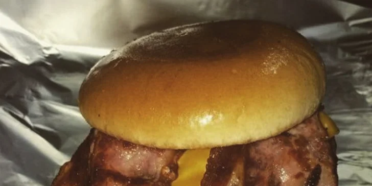Americké burgery a hranolky: zastavte se pro 2, 3 nebo 5 krasavců plných dobrot