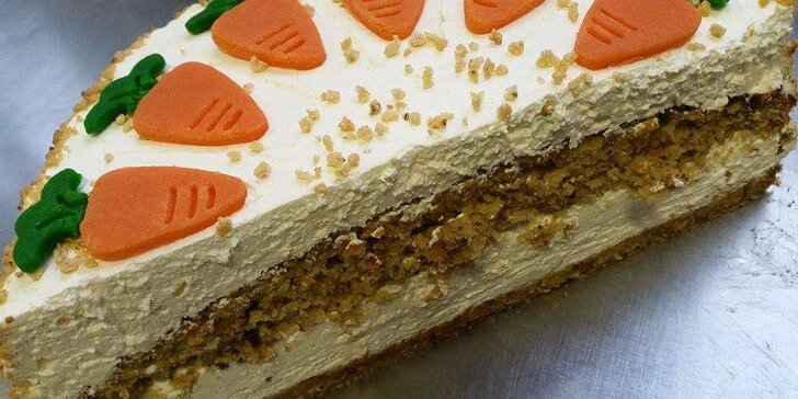 1,8 kg radosti: domácí mrkvovo-ořechový dort s lehkým limetkovým krémem