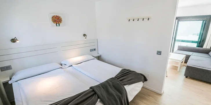Vybrat si můžete od 20m² studia pro dva až po 60m² apartmá se dvěma ložnicemi a výhledem na oceán. 40m² apartmány s jednou oddělenou ložnicí mají výhled na bazén či moře.
