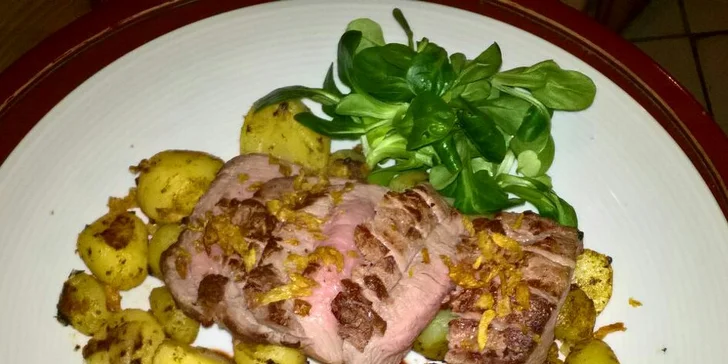 Zvěřinový hlavní chod pro dva: jelení gulášek a steak z kančího hřbetu