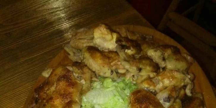 1,2 kg vepřových a kuřecích řízečků nebo 2,4 kg pikantních kuřecích křidélek