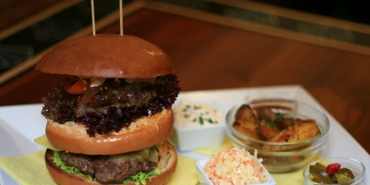300g Megamastodont burger s opečenými brambory pro pořádné jedlíky