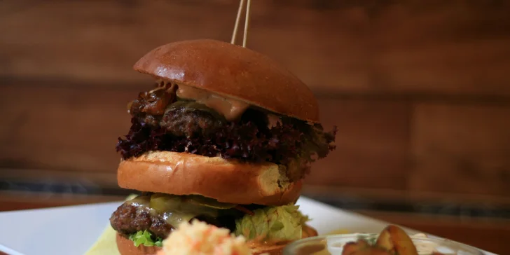 300g Megamastodont burger s opečenými brambory pro pořádné jedlíky