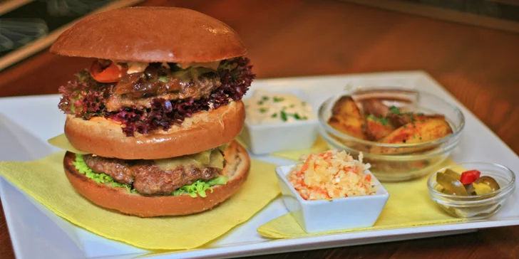 300g Megamastodont burger s opečenými brambory pro pořádné jedlíky