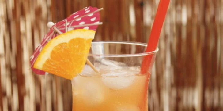 Letními drinky proti chladné zimě: 2 barevné koktejly ve stylovém baru