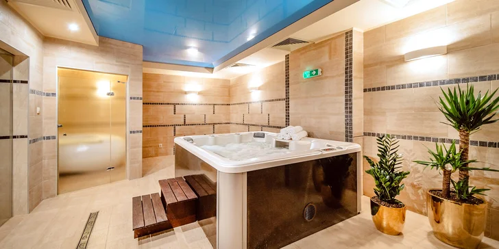 Ve spa zóně je vířivka, sauna a parní lázeň.