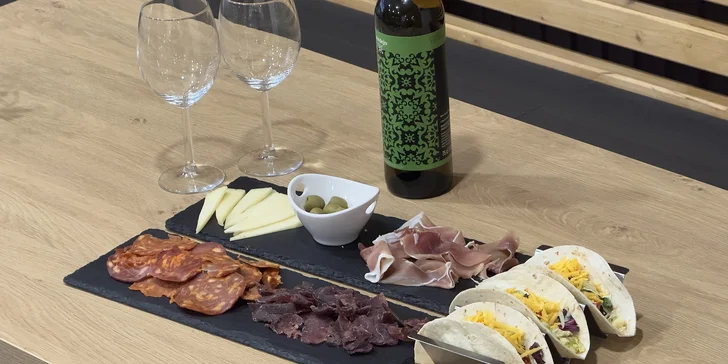 Ochutnejte sýry, lehce kořeněný salám fuet, šunku jamón i chorizo.
