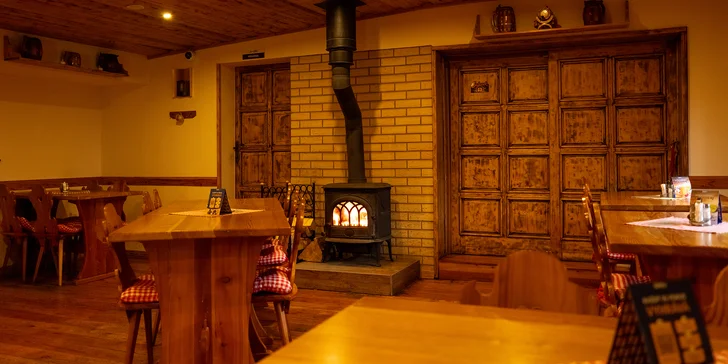 Tato restaurace láká na čistý a příjemný rustikální styl.