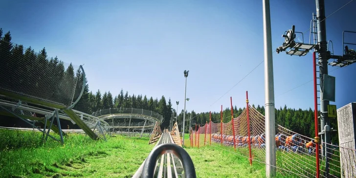 Vyzkoušejte jízdu na bobové dráze. Má skoro jeden kilometr!