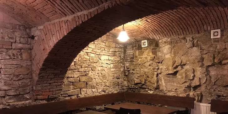Na romantické rande či skleničku s kámoškou: lahev vína dle výběru