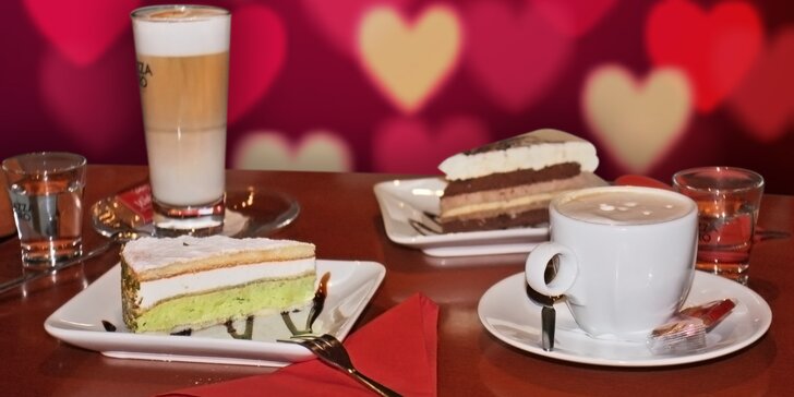 Lahodná káva a dort dle výběru v Pitomé kavárně