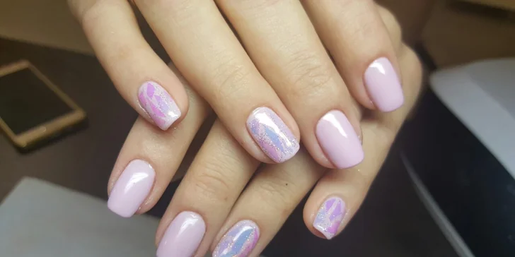 Aplikace gel laku se zdobením nehtů efekt rozbitého skla