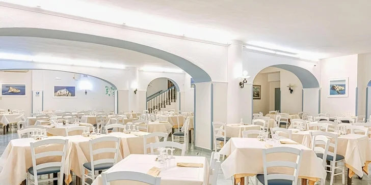 Večerní menu nabízí výběr z několika chodů, kde dominují domácí těstoviny, čerstvé ryby a zelenina dozrálá na vulkanické půdě.