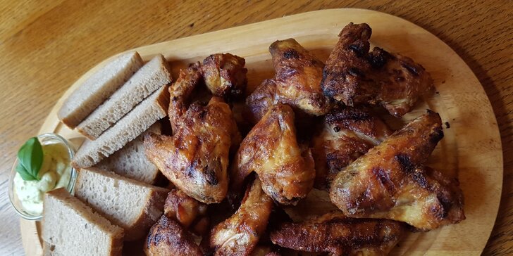 Pravé kuřecí posvícení: Kilo grilovaných křídel s domácím dresinkem a pečivem