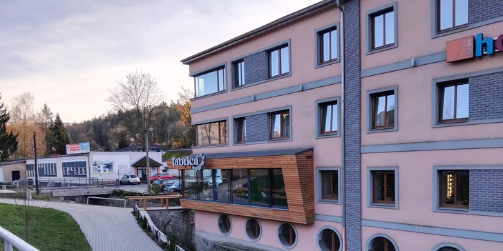 Čeká tu na vás ubytování v tříhvězdičkovém Hotelu Fabrica nebo v Interhostelu Liberec.