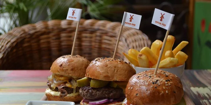 Trojitý zásah: Menu se třemi domácími miniburgery, hranolky a tatarkou