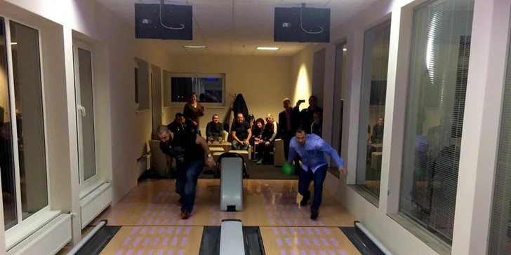 Nandejte to kuželkám: hodina bowlingu až pro 8 osob