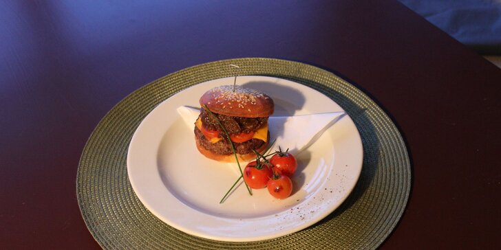 5 mini burgerů s cibulovou marmeládou v domácí žemli