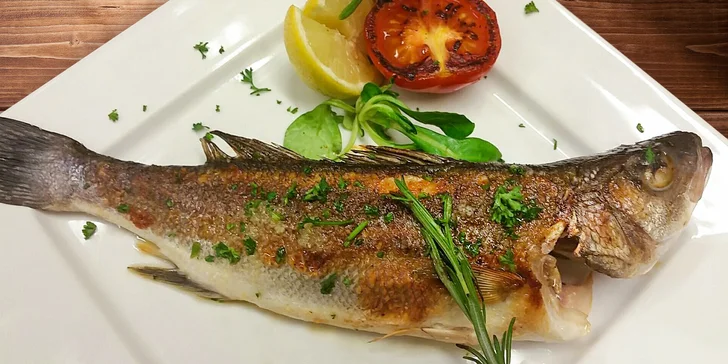 Balkánský předkrm, mořský vlk a grilovaná zelenina v menu pro dvě osoby