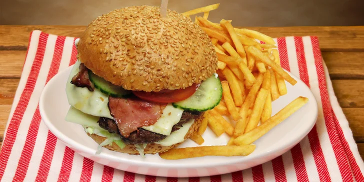 Domácí maxi burger nebo cheeseburger, hranolky a nápoj i pro dva