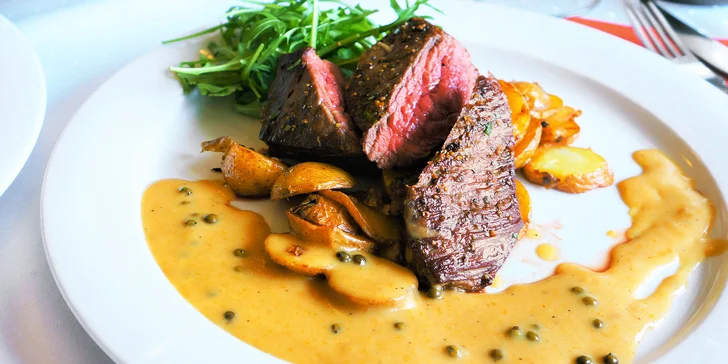 4chodové menu: paštika, dlouze tažený hovězí vývar, flank steak i dezert